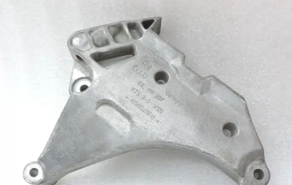Volkswagen Tiguan Engine mounting bracket 03L199207