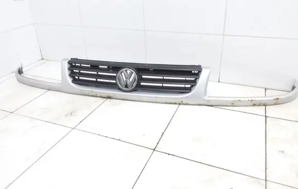Volkswagen PASSAT B4 Front bumper upper radiator grill 3A0853653C
