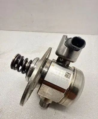 BMW X5M F85 Fuel injection high pressure pump 0261520293 7016596367 240909