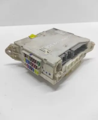 Lexus GS 300 350 430 450H Fuse module 8273030620 6D060727