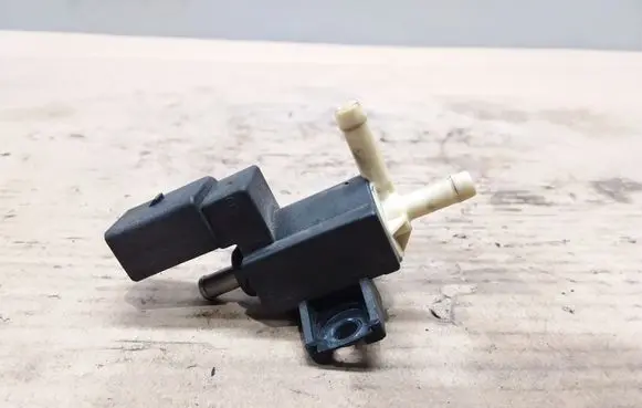 Volkswagen Touran II Vacuum valve 03C906283B
