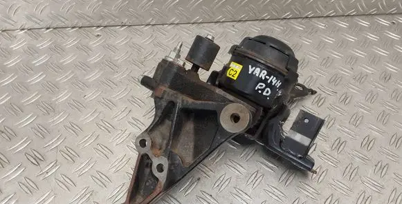Toyota Yaris Engine mount bracket 