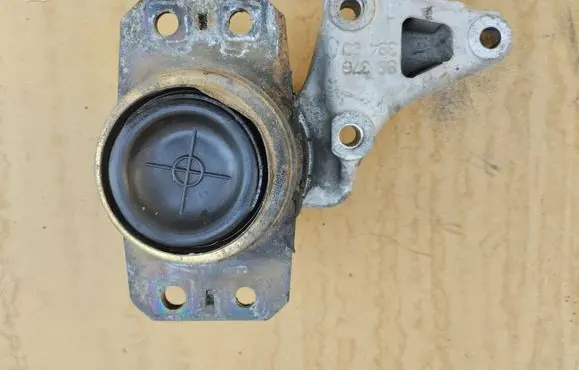 Peugeot 307 Engine mount bracket 9637639480