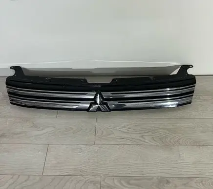 Mitsubishi Outlander Front bumper upper radiator grill 7450A649