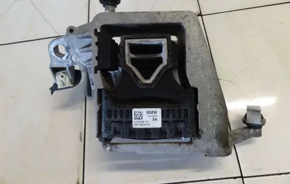 BMW 2 F45 Engine mount bracket 6875628