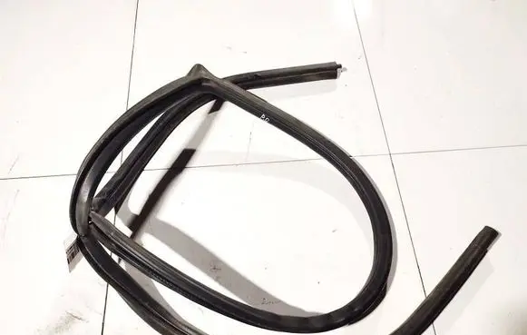 Nissan Primera Rubber seal front coupe door 