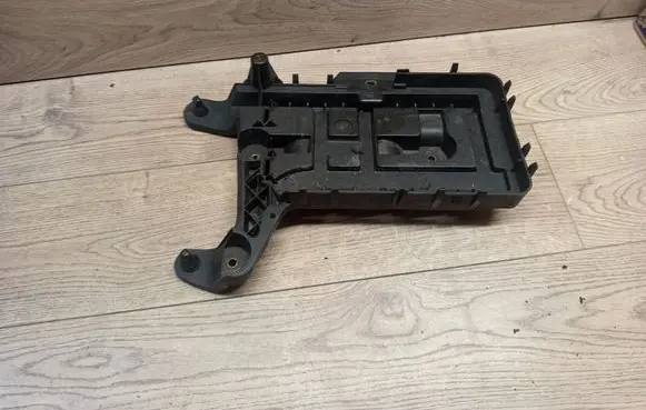 Volkswagen PASSAT B6 Battery box tray 1K0915333B