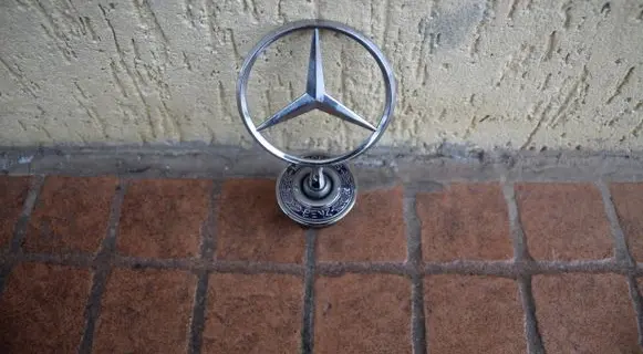 Mercedes-Benz E W210 Manufacturer badge logo/emblem 