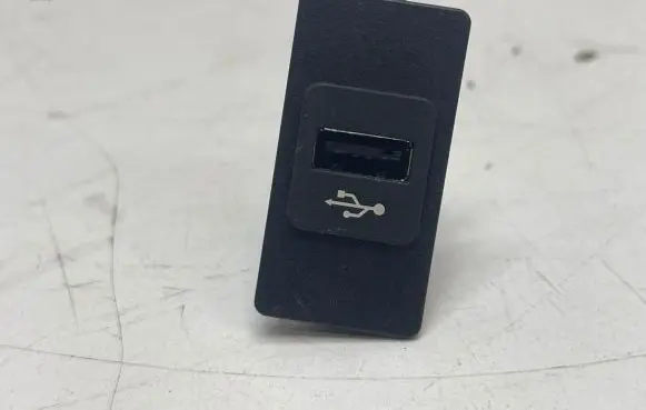 BMW 5 E60 E61 USB socket connector 9167196
