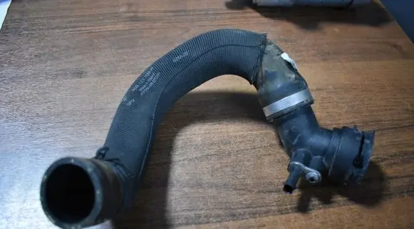 Porsche Macan (95B) Engine coolant pipe/hose 95B121109H