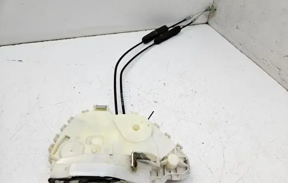 Honda CR-V Front door lock