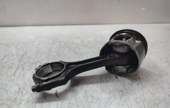 Volvo V40 Piston with connecting rod