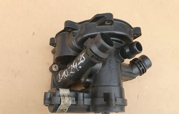 Skoda Octavia Mk3 (5E) Water pump F56777610 1401241140486211