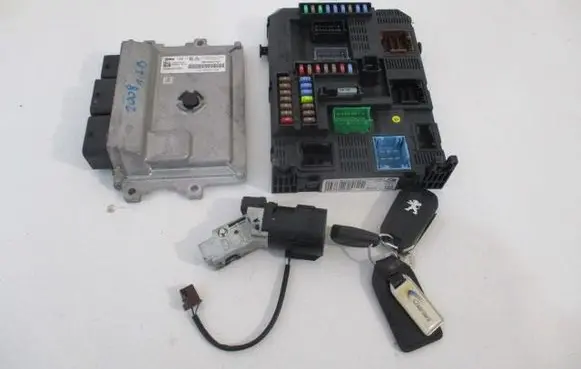 Peugeot 208 I Engine ECU kit and lock set 9805895780