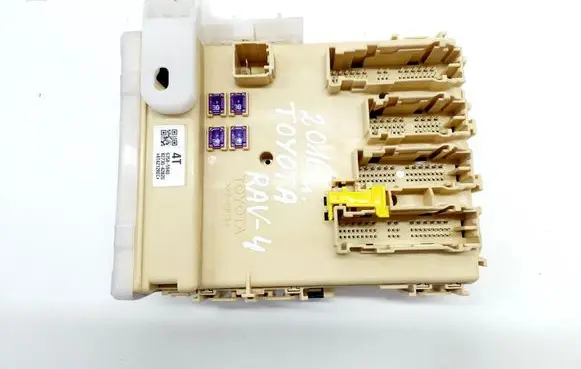 Toyota RAV 4 (XA40) Fuse module 8273042820 8922142250