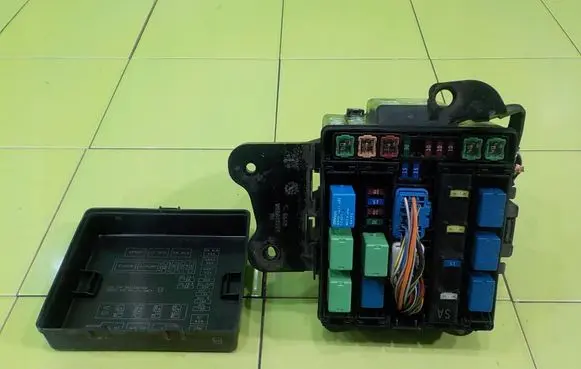 Suzuki Grand Vitara II Fuse box set BEZPIECZNIKOW 16AB60