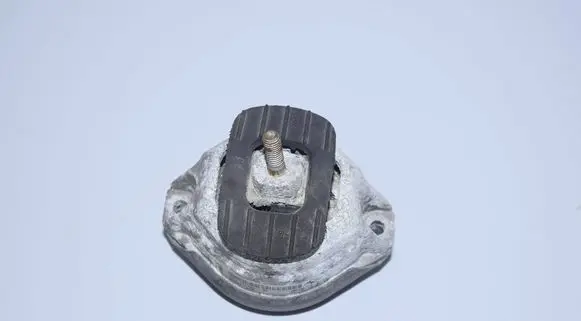 BMW 5 E60 E61 Engine mount bracket 6761090