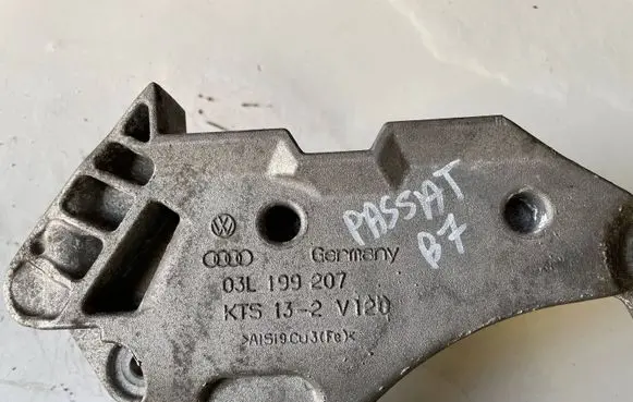 Volkswagen PASSAT B7 Engine mounting bracket 03L199207