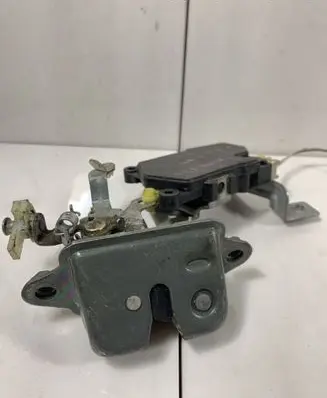 Subaru Impreza I Tailgate/trunk/boot lock/catch/latch