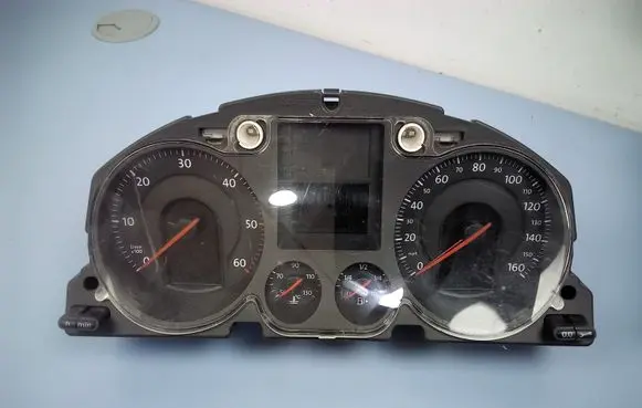 Volkswagen PASSAT B6 Speedometer (instrument cluster) 3C0920960N
