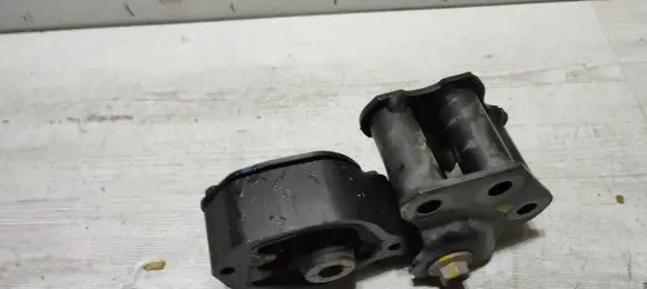Mazda 3 III Engine mount bracket