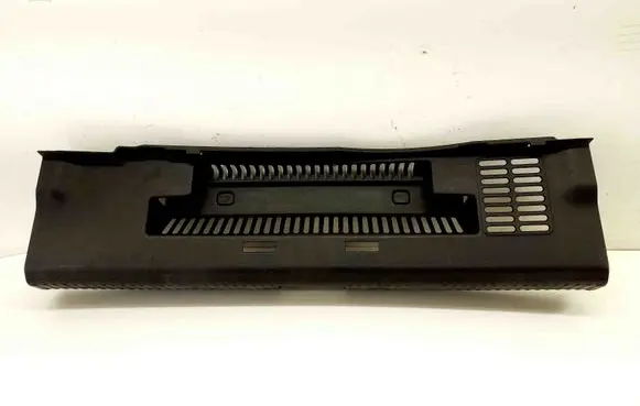 Trunk/boot sill cover protection