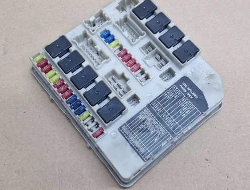 Renault Clio III Fuse module 423B26