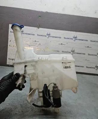 Windshield washer fluid reservoir/tank