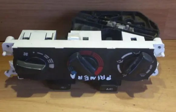 Nissan Primera Climate control unit 7040230732