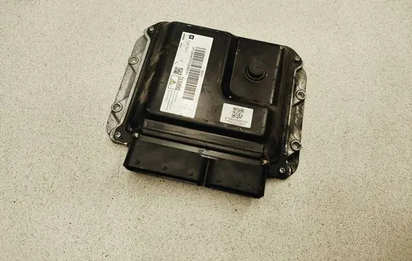 Opel Astra J Engine control unit/module 55579893 86AAPZ2110960161 B275700101