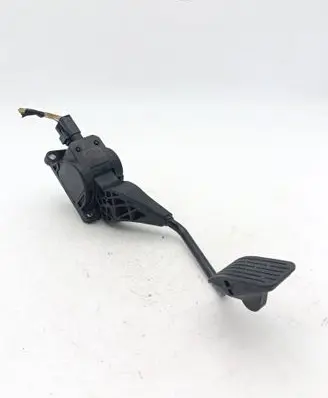 Accelerator throttle pedal