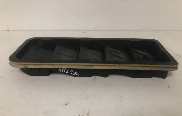 Quarter panel pressure vent