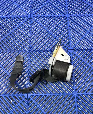 Toyota Auris E180 Middle seatbelt (rear) C7092