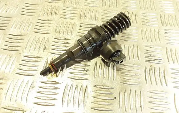 Volkswagen PASSAT B6 Fuel injector 038130073AG