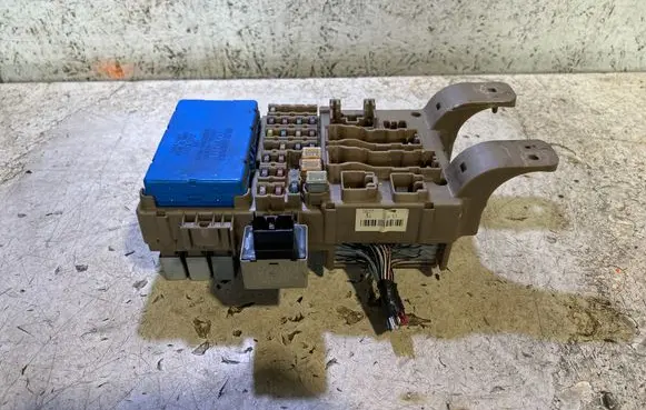 Toyota Corolla E120 E130 Fuse module 8264102040 MB2323008520