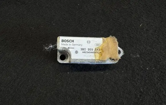 Volkswagen PASSAT B5 Airbag deployment crash/impact sensor 3B0959643