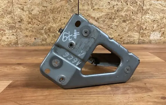 Audi A6 S6 C6 4F Fender mounting bracket 4F0821135 0E138047