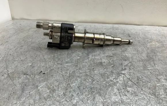 BMW 5 E60 E61 Fuel injector 7585261 10181010 PA66GF3596