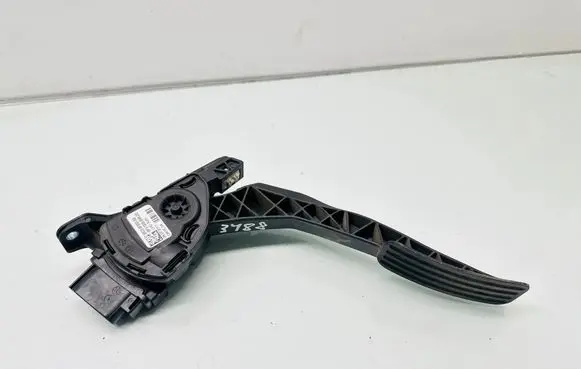 Accelerator throttle pedal