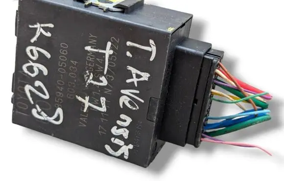 Toyota Avensis T270 Window wiper relay 85940-05060
