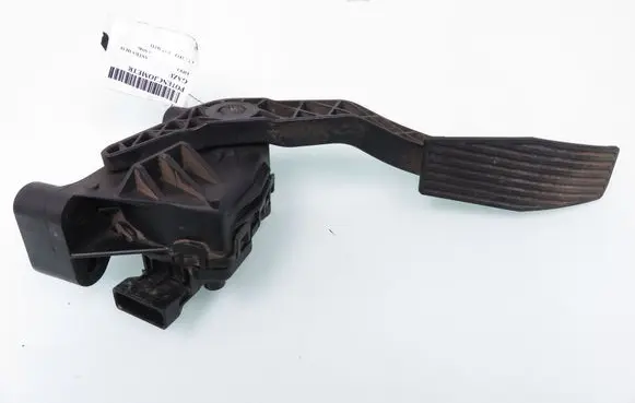 Accelerator throttle pedal