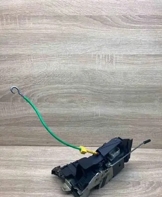 BMW 5 E39 Front door lock 8235126 8352165