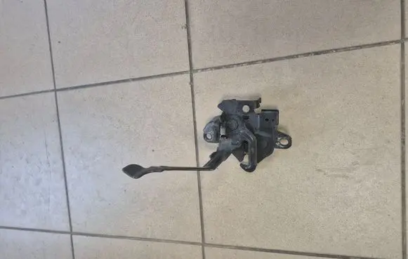 Engine bonnet/hood lock/catch