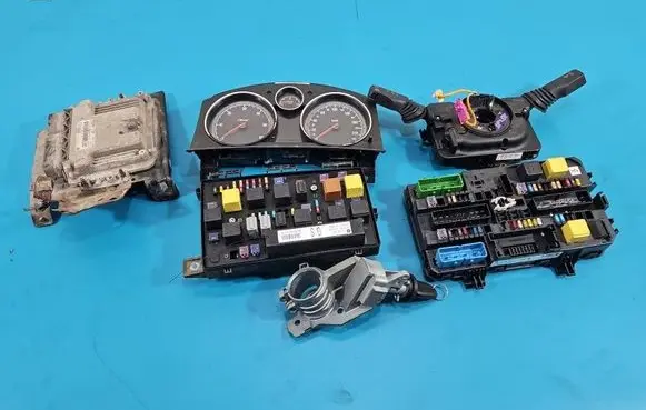 Opel Zafira B Engine control unit/module ECU 55205621 IMPRK1541979