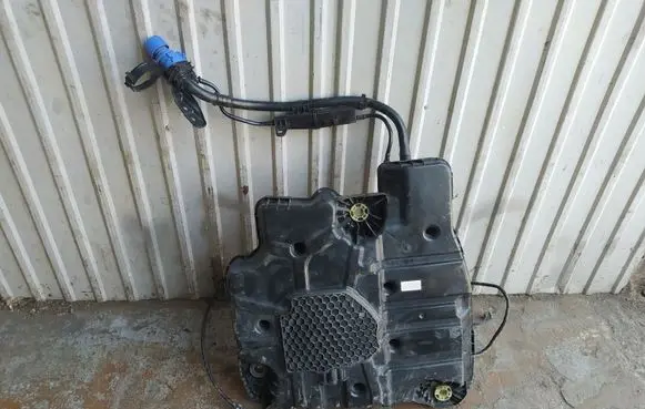 Peugeot 2008 II AdBlue liquid reservoir 