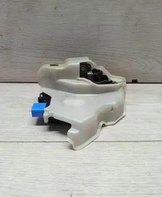 Volkswagen Golf Plus Front door lock PA6630FV