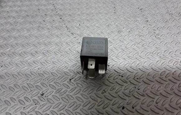 Volkswagen PASSAT B5 Other relay 8D0951253A