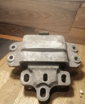 Volkswagen PASSAT B6 Engine mount bracket