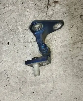 Volkswagen Golf V Front door lower hinge 
