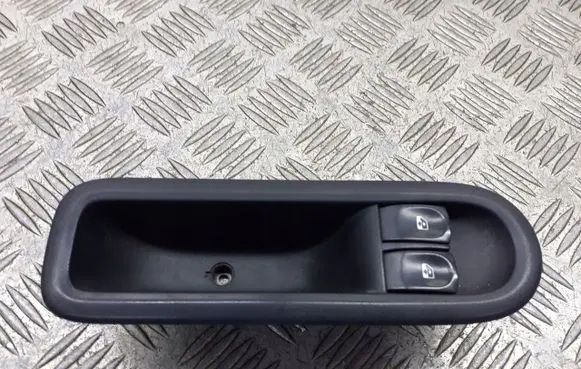 Renault Clio III Front door window switch trim 8200356513